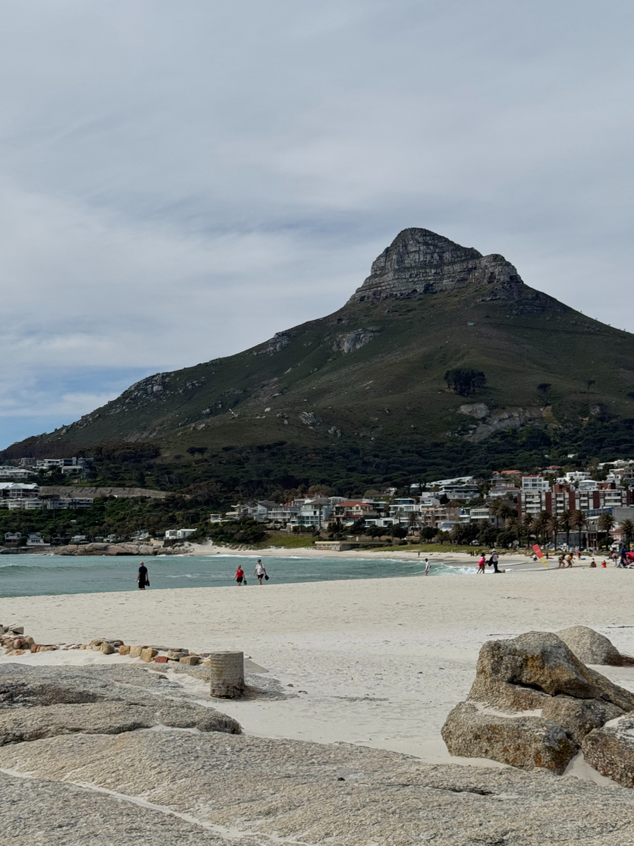 Пустой пляж Кэмпс Бэй. Такое возможно только до декабря