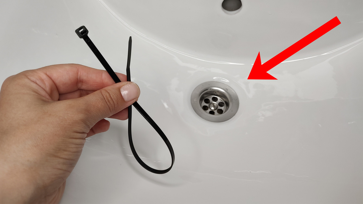 Как прочистить слив в ванной