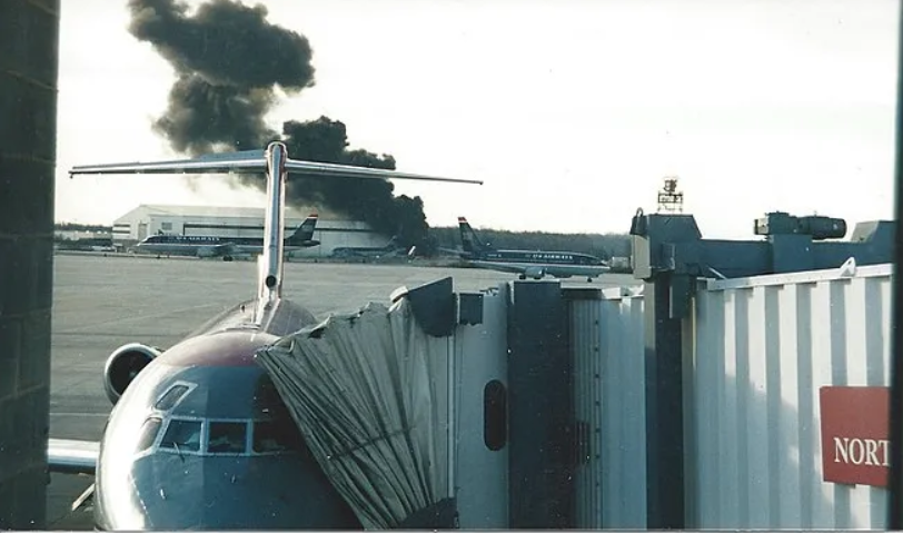 После крушения над международным аэропортом Шарлотт-Дуглас поднимается столб дыма. Источник изображения: Wikimedia commons
