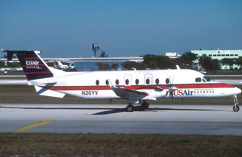 Beechcraft 1900D авиакомпании Air Midwest, окрашенный в ливрею USAir Express, похож на самолёт, участвовавший в катастрофе. Источник изображения: Wikimedia commons
