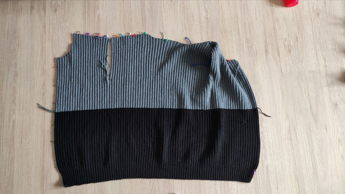 просто справа я сшила плечо для удобства, поэтому все не очень ровно там