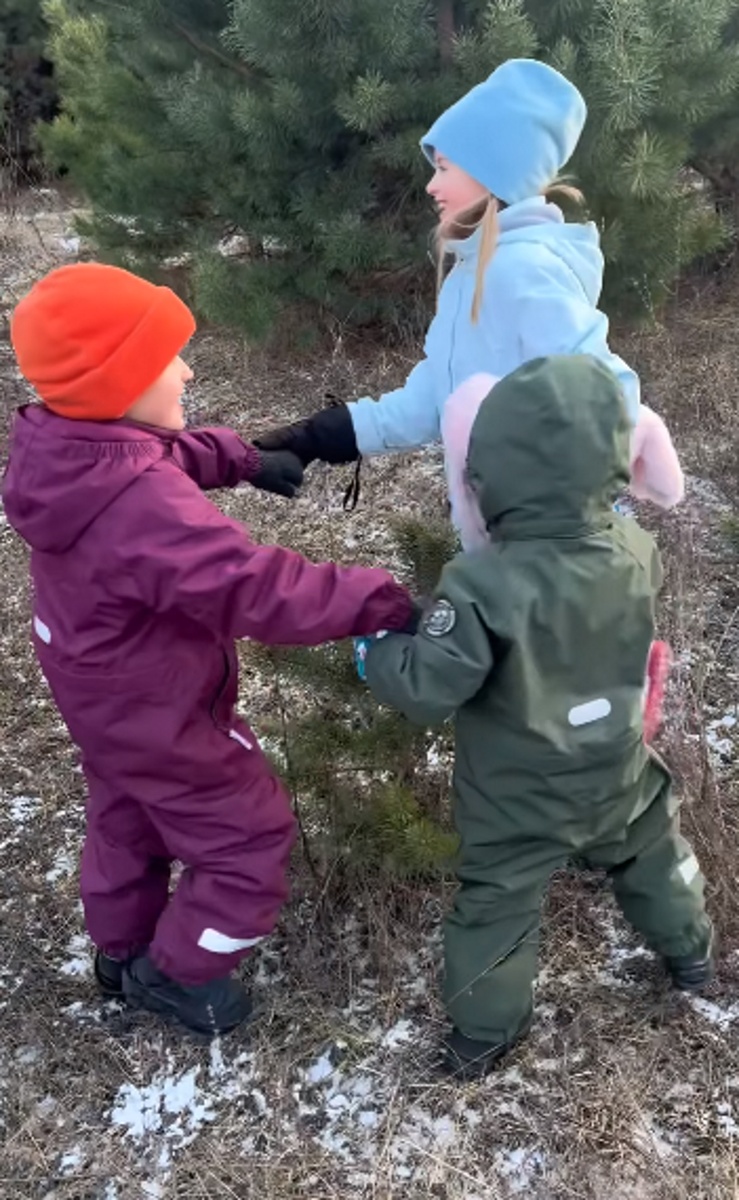Дети Сергея Безрукова в лесу водят хоровод у елочки. Фото: соцсети