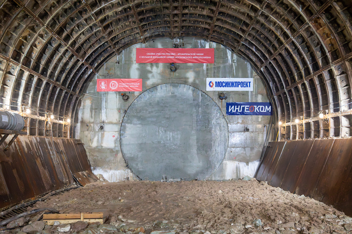 Подземная демонтажная камера сооружена на глубине 41 метр. Её пролёт составляет примерно 13,5 метров.