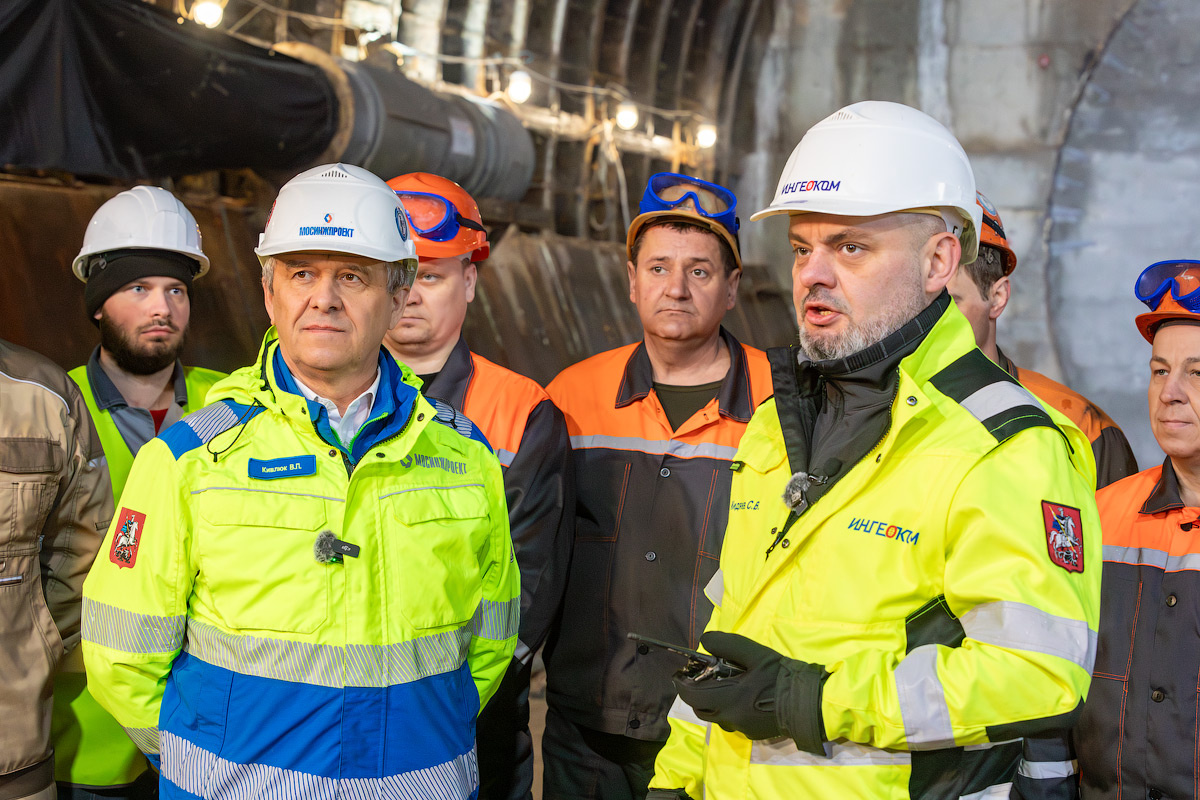 Протяженность каждого тоннеля между строящейся станцией «Звенигородская» Рублёво-Архангельской линии метро до соседней «Шелепихи» составит около 550 метров. Примерно 350 из них пройдет тоннелепроходческий комплекс «София» диаметром шесть метров. Оставшиеся 200 метров каждого из тоннелей будут пройдены горным способом. 