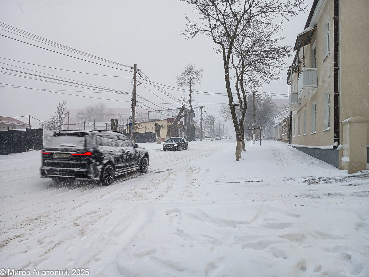 На фото: два дня назад в Старом Крыму. Метель только начинается.