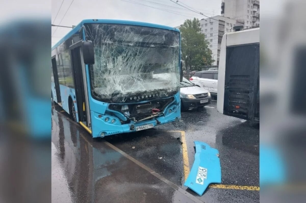    Около 500 мигрантов работают в общественном транспорте Петербурга