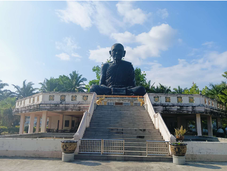 Размеры статуй поражают воображение