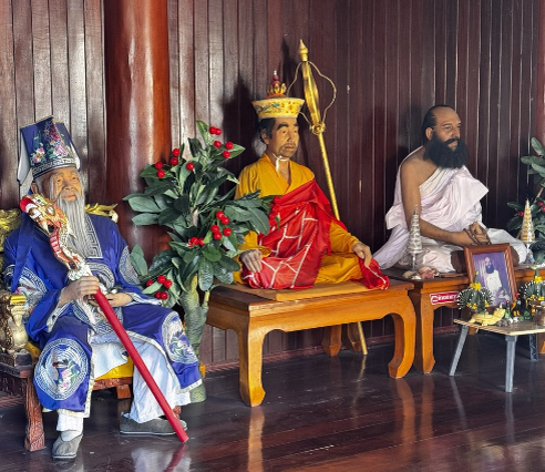 Вместо икон в буддистских храмах стоят восковые изваяния религиозных деятелей