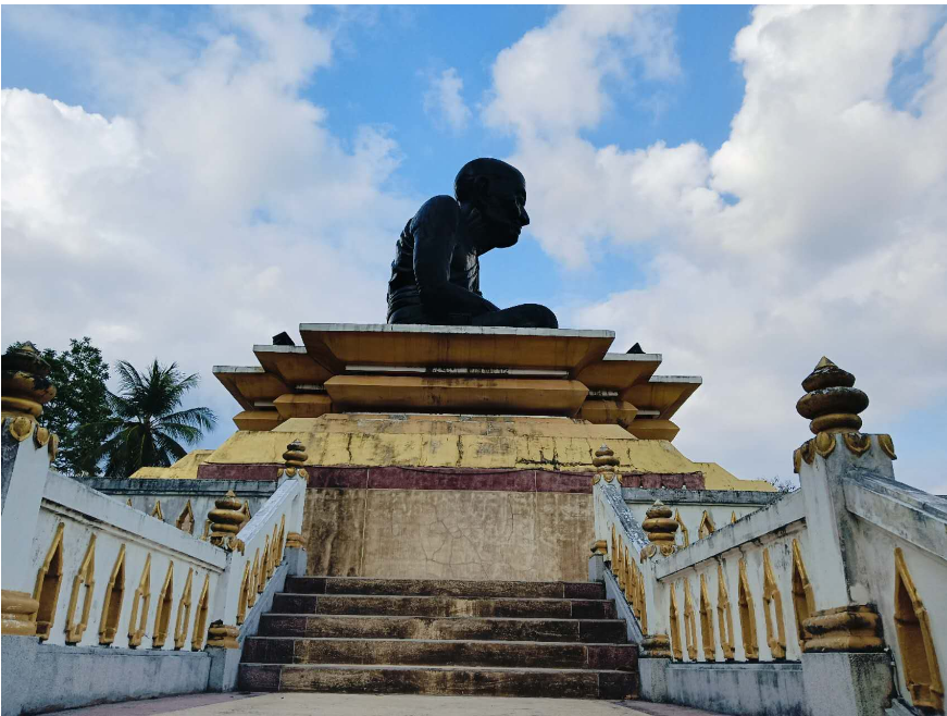 Тайцы буддисты (есть еще тайцы-мусульмане) обожают возводить такие вот гигансткие статуи при храмах