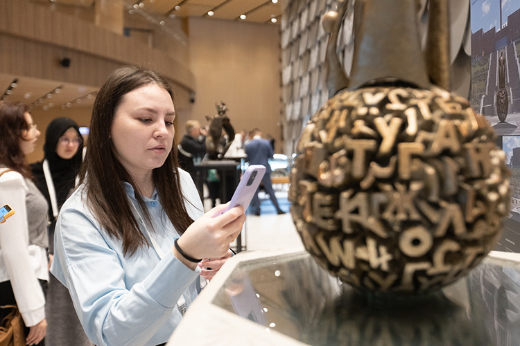    В кулуарах международного архитектурно-строительного форума «Казаныш» презентовали эскизы памятников, посвященных стихотворению Габдуллы Тукая «Туган тел» («Родной язык»).   
Фото: Сергей Елагин