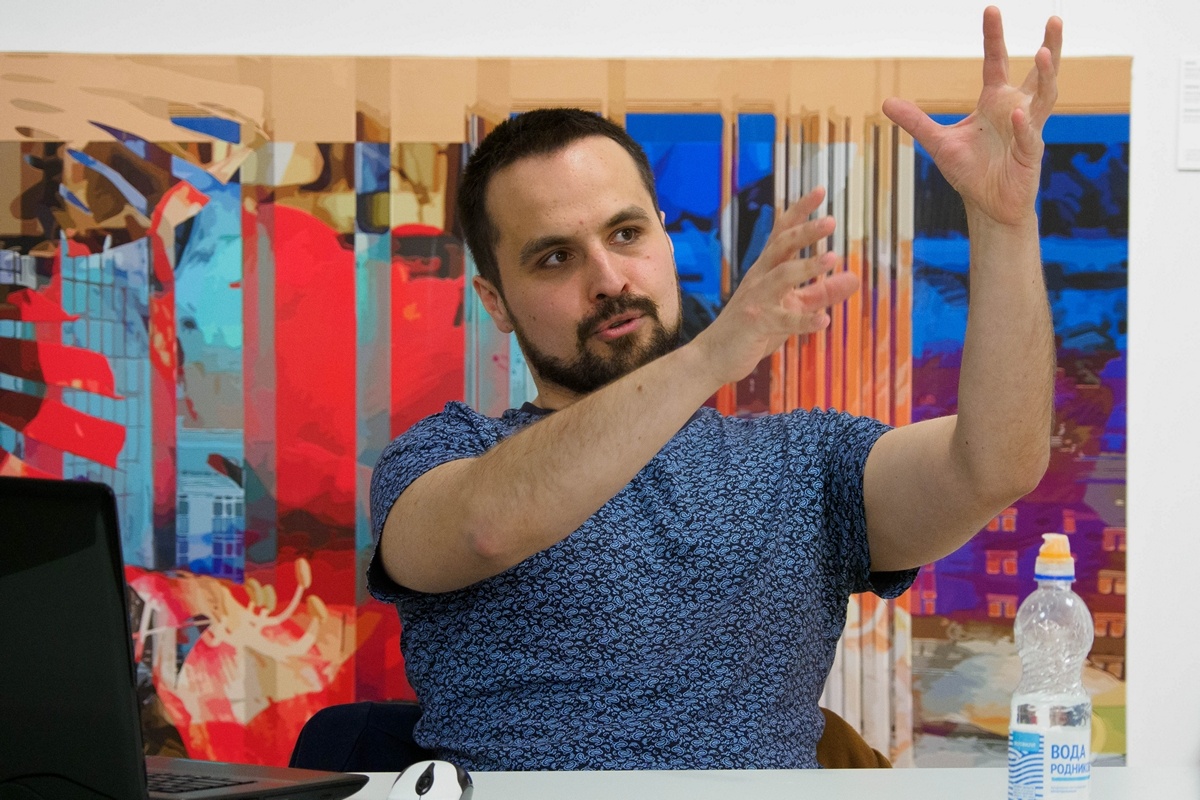    «Это все что ли? Я что-то как-то разочарован. Где художники в Казани? Куда они делись?», — неприятно удивился известный московский мозаист Марат Наби.   
Фото: «БИЗНЕС Online»