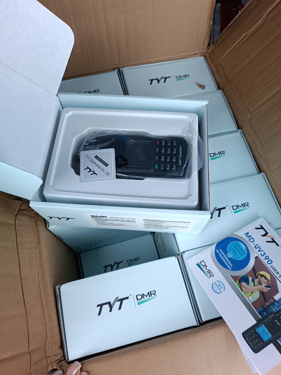 Пришёл наш заказ - 40 радиостанций. 