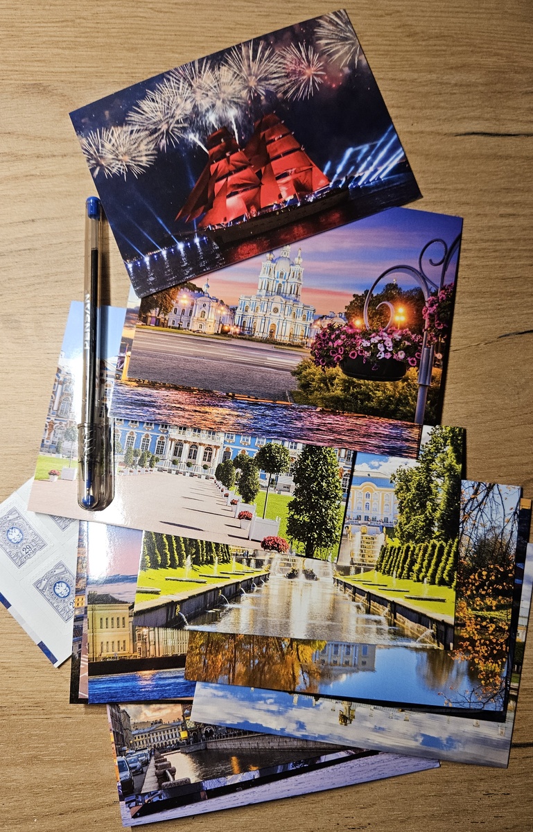 Открытки в подарок дорогим подписчикам канала «Читаем письма из 80-х годов. 35 лет спустя» (фотография автора).