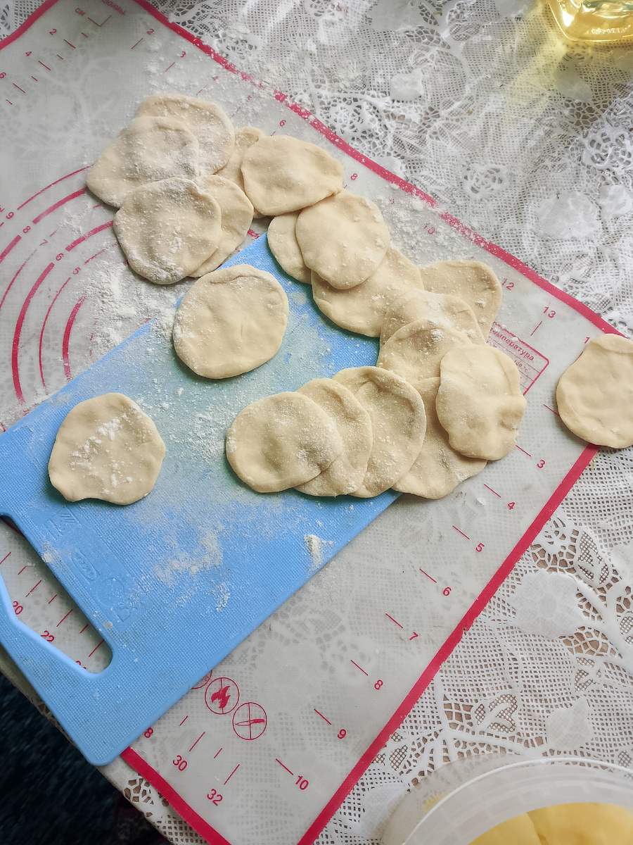 Лепешки сделала руками 