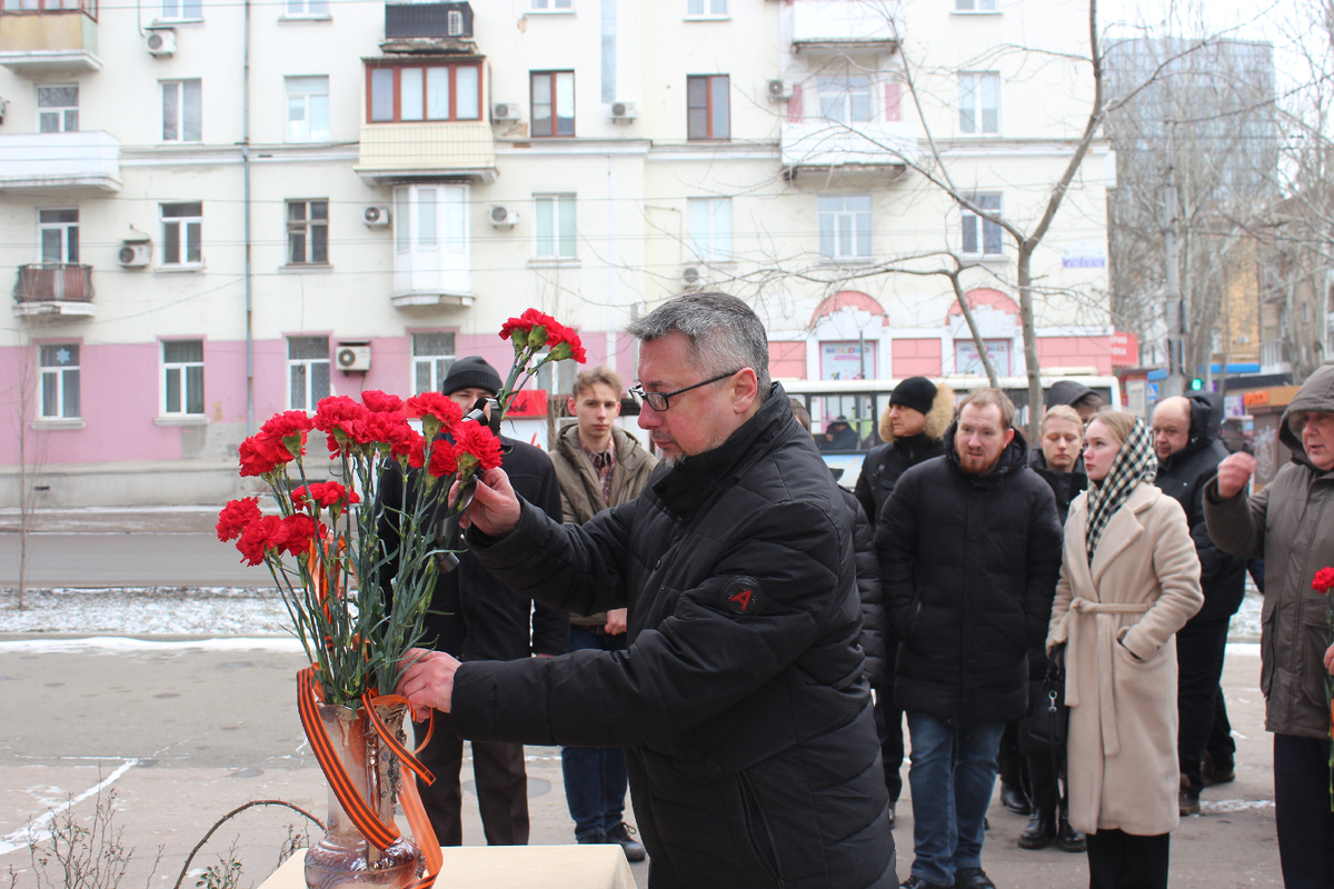 Виктор Петренко возлагает цветы у мемориальной доски Всеволоду Петровскому