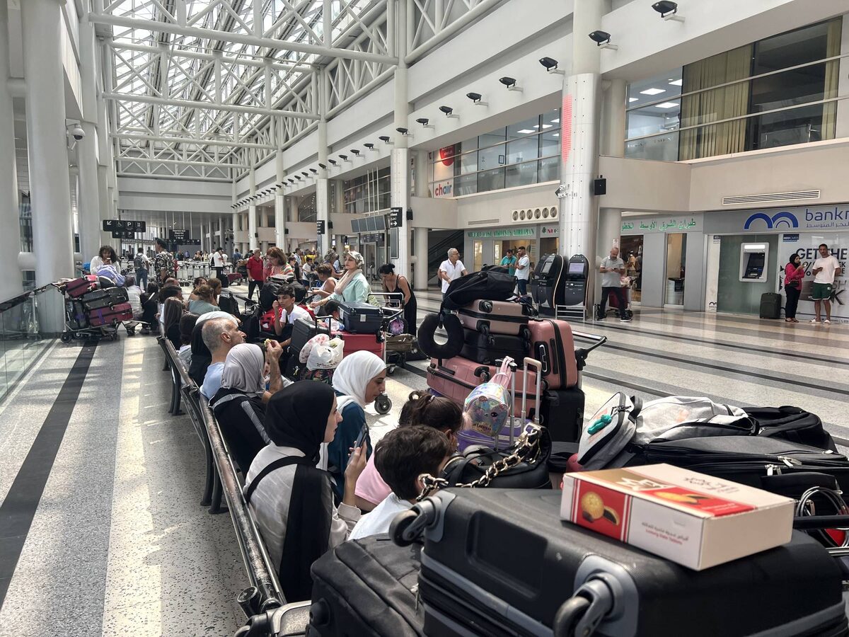 Пассажиры, прибывшие в аэропорт Бейрута, столкнулись с отменами рейсов  из-за начала израильской военной операции «Стрелы севера» против «Хезболлы» на юге Ливана. Источник: газета New York Times