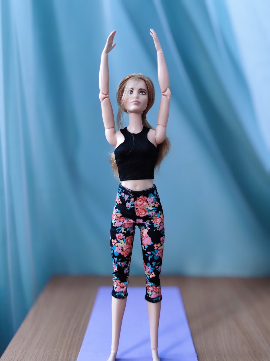 Barbie Наталья Водянова занимается йогой