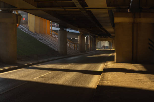 Считается, что дорога проходящая под мостом (наложение двух дорог на разных уровнях) помогает Вселенной лучше слушышать знаки. А хлопки в таком месте могут привлечь богатство в вашу жизнь.