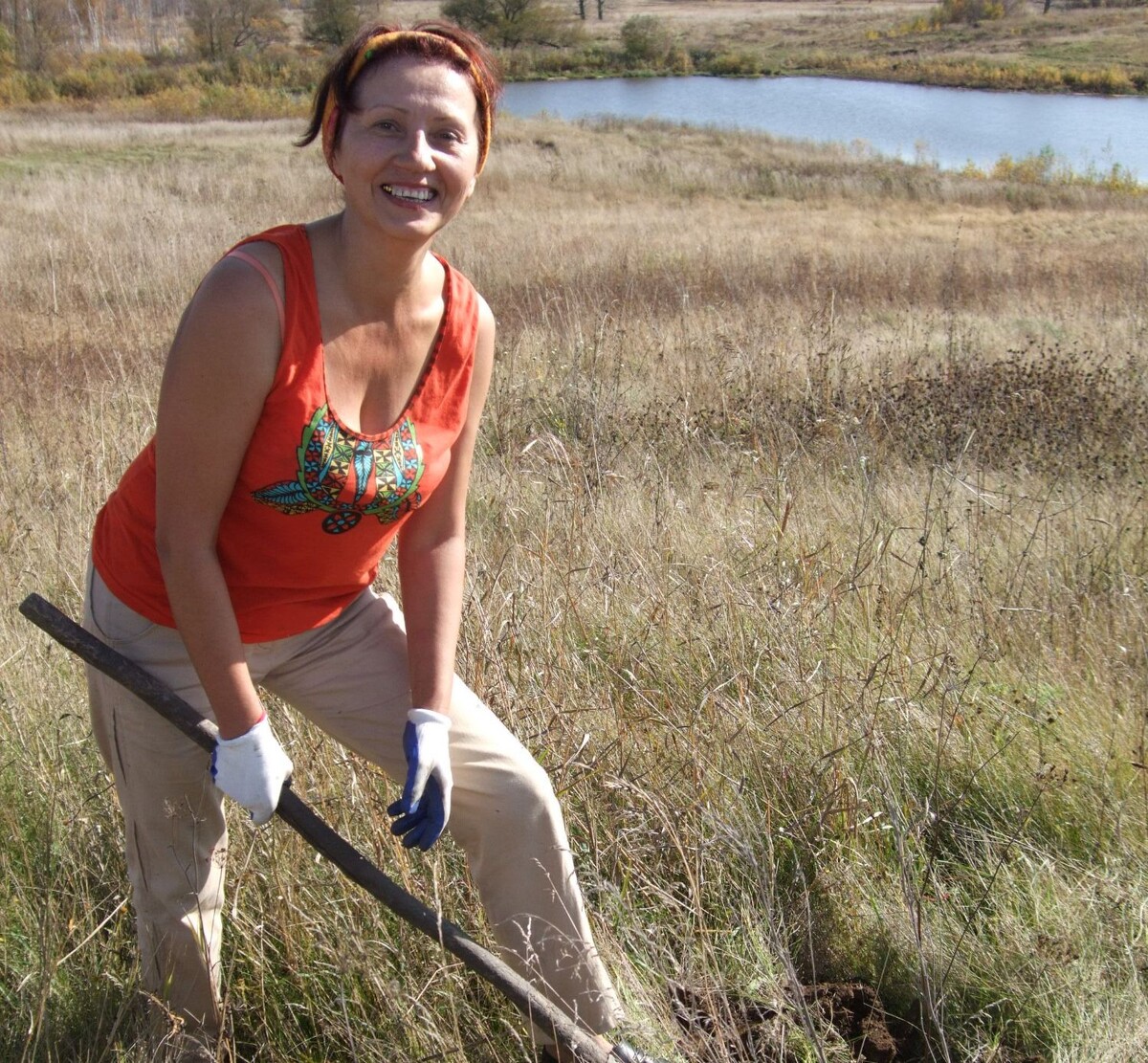 Я даже там посадила несколько деревьев, а кедры для него выращивала на своем дачном участке...