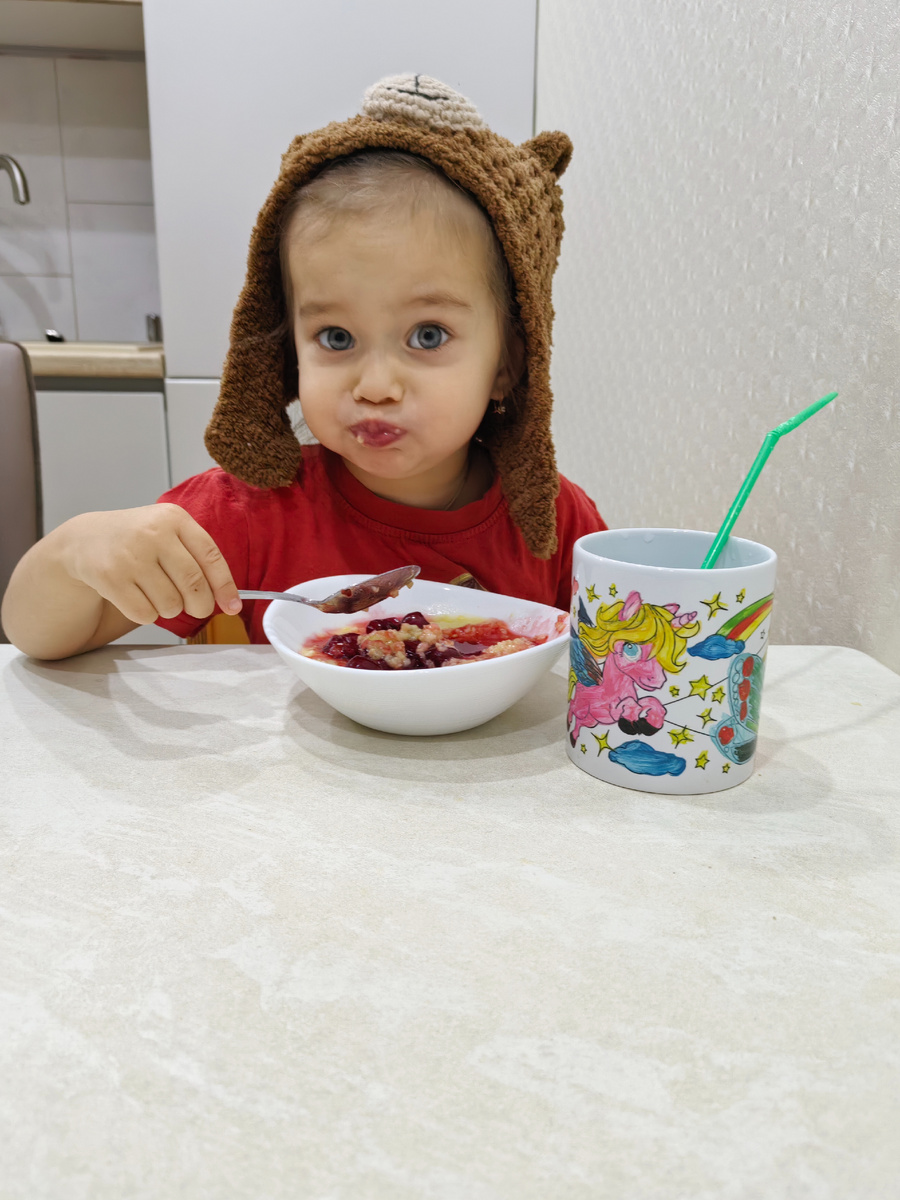 Ариша очень любит завтрак с 1,5 лет ест сама ложкой и вилкой и помогать нельзя.