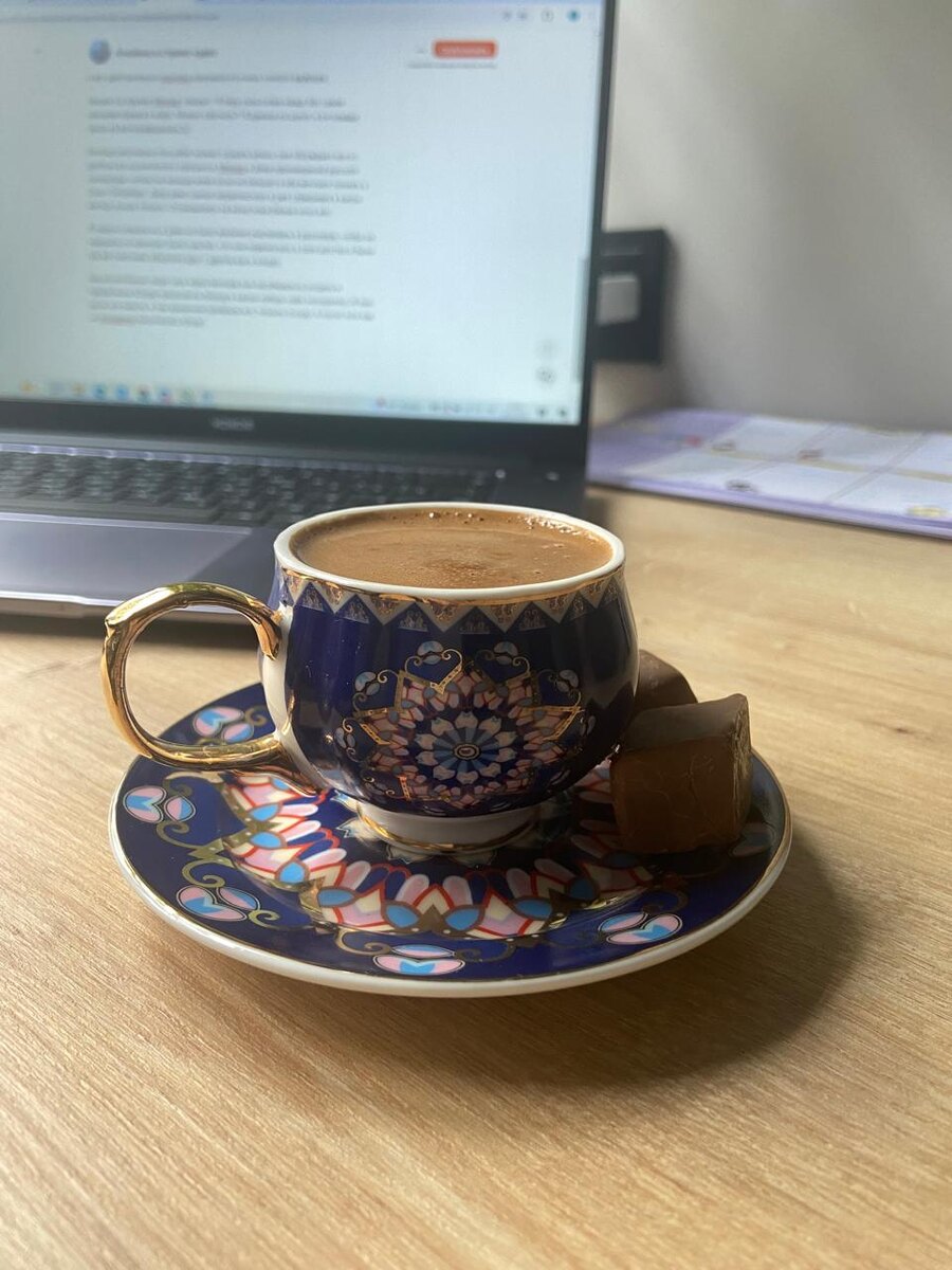 Не поленилась и пошла сварила кофе пока писала статью, чтобы показать вам кружку)