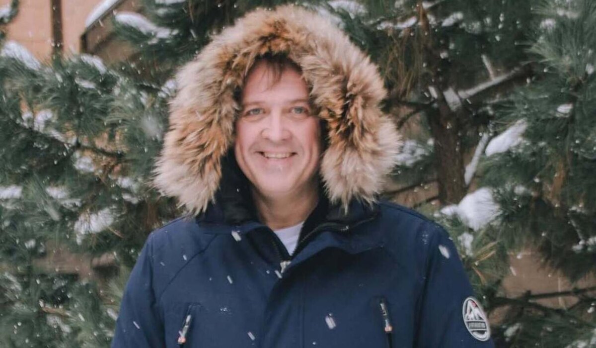     Актер Матросов на Porche столкнулся с полицейской машиной: сотрудник в тяжелом состоянии