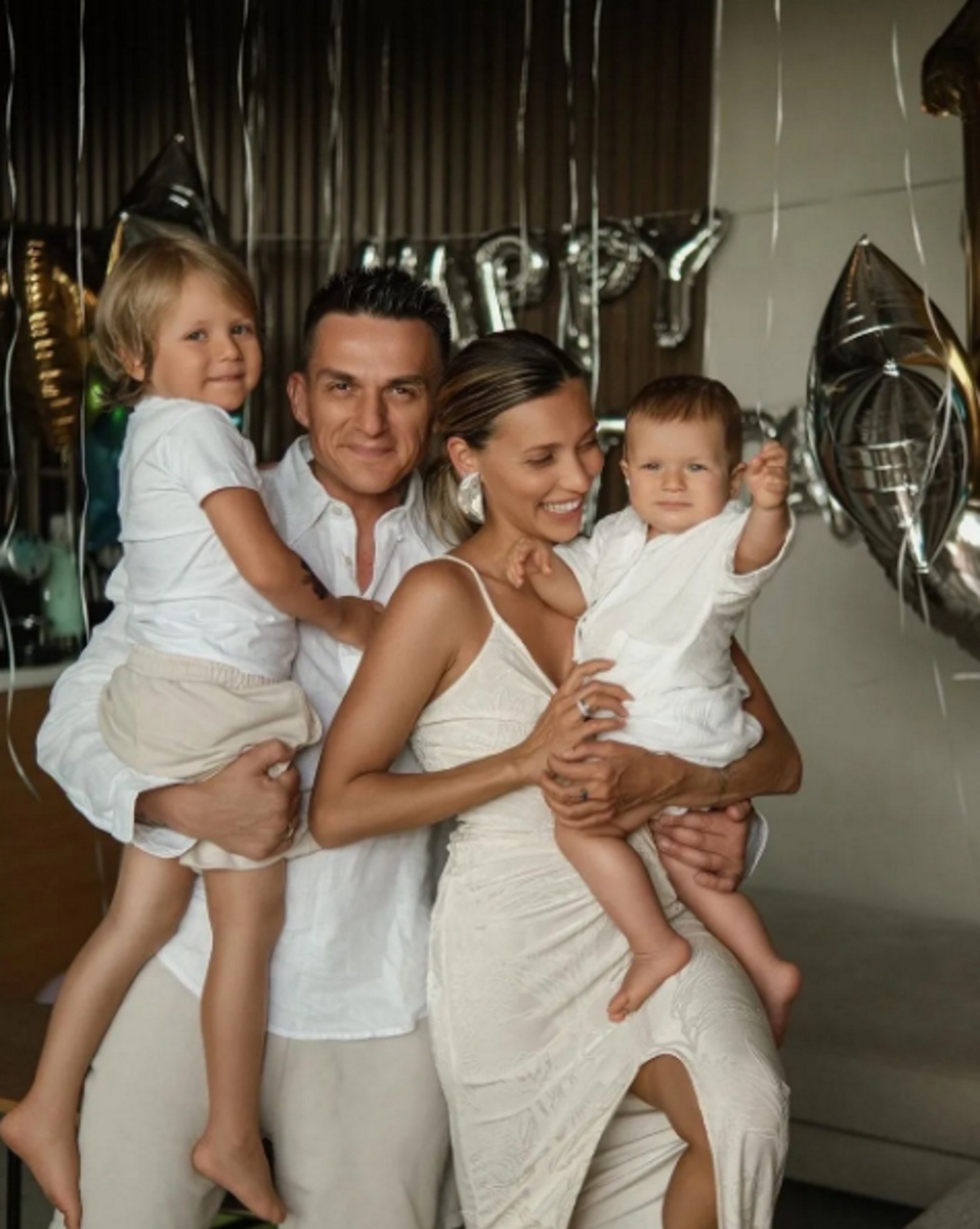 Влад Топалов с Региной Тодоренко и сыновьями Михаилом и Мирославом. Фото: соцсети