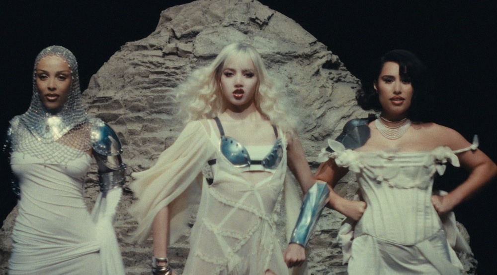     Доджа Кэт, Лиса и Raye в клипе «Born Again»