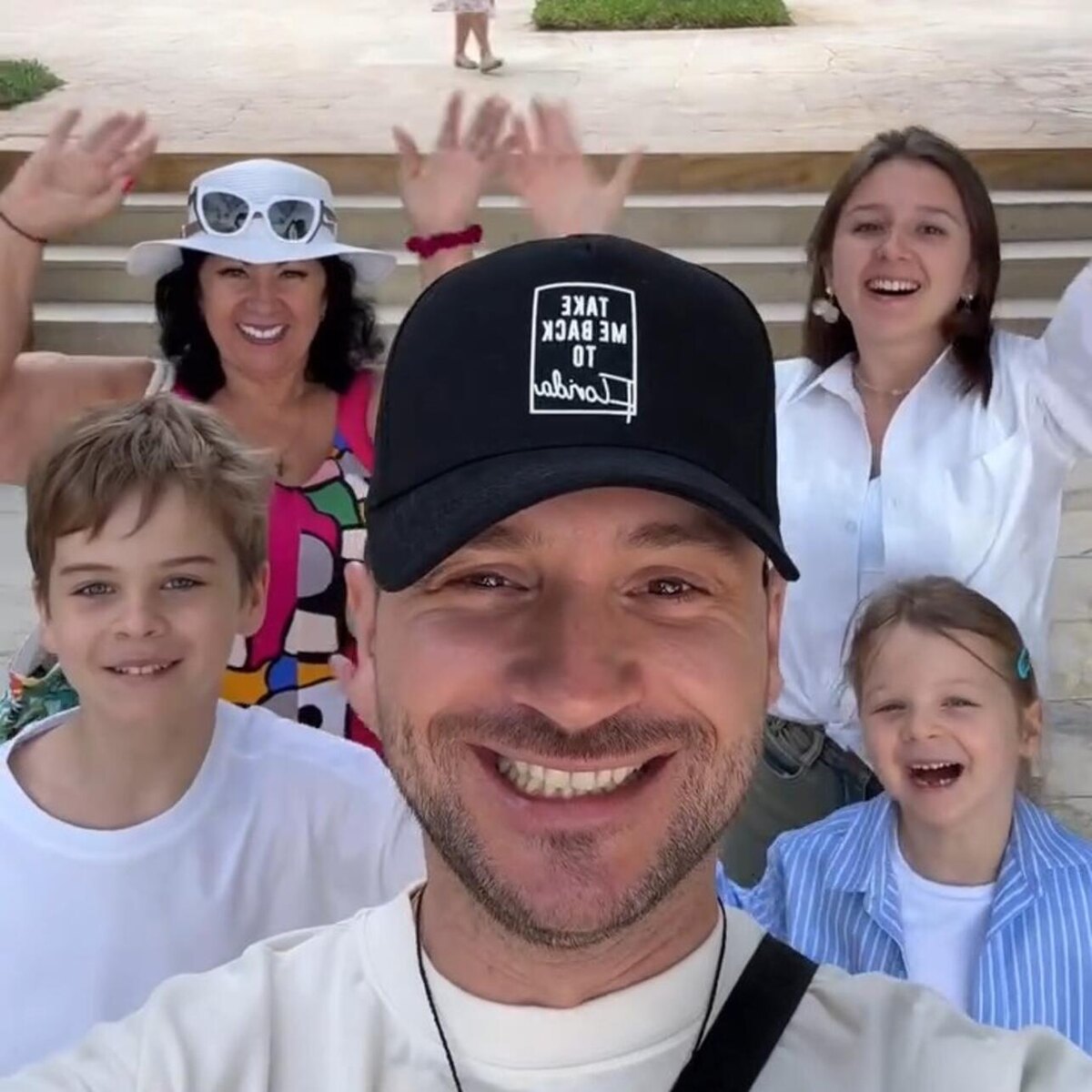    Сергей Лазарев с семьей Социальные сети