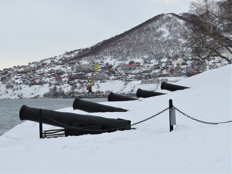 Орудия батареи Максудова на берегу Авачинской бухты в г. Петропавловск Камчатский.