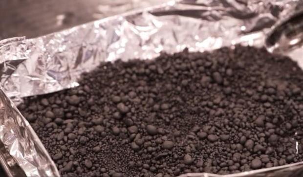 Графен, полученный с помощью машины Levidian's LOOP, демонстрируется на предприятии компании в Кембридже, Англия.CBS News