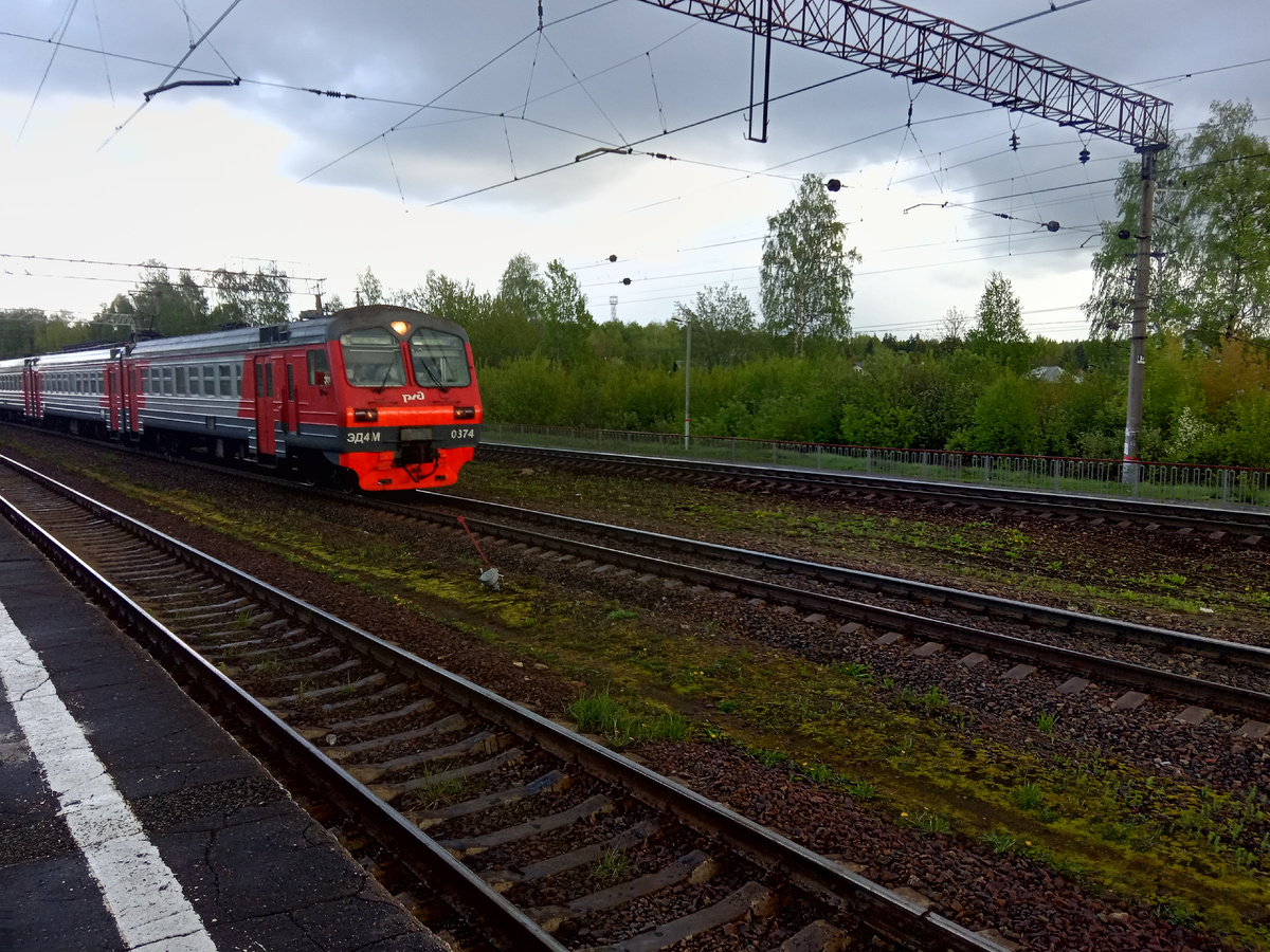 Ну куда же без классики жанра - электропоезда ЭД4М? Учитывая, что уже готовы обновлять Ярославское направление, скоро эти "монстрики" только у нас и останутся. Ну и где-то в других регионах, вдали от нашего с вами лбимого направления МЖД. На фото: 0374-ая мчится на Москву.