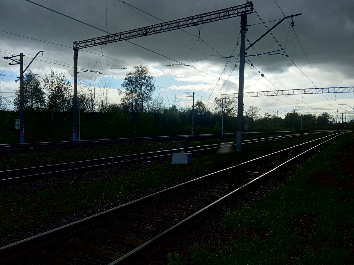 Я тучка, тучка, тучка, я вовсе не медведь! (с) Или Казанское направление как место с кучей контрастов. Взгляните: на переднем плане - темная хмурая туча, а вдали - облака белые да неба синева...