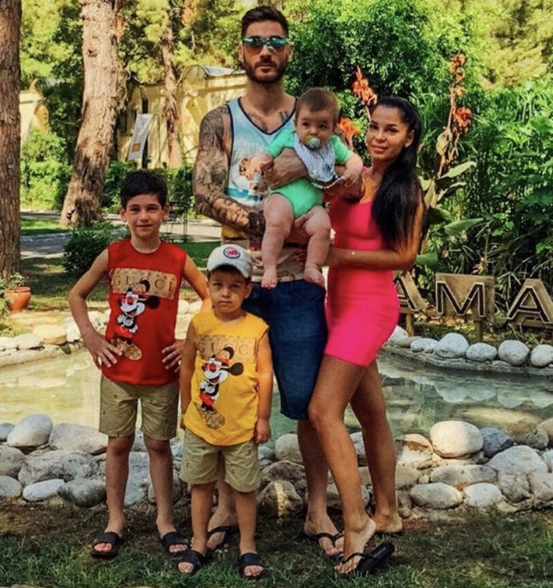 Тигран Салибеков с Юлией Колисниченко и сыновьями Багратом, Роланом и Эльдаром. Фото: соцсети