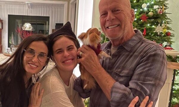    Брюс Уиллис с семьей. Фото: ТВЦ