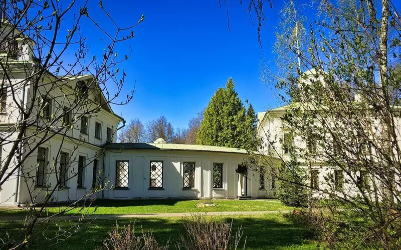    Усадьба Середниково - парково-усадебный ансамбль XVIII-XIX веков. Расположена недалеко от столицы, в подмосковном поселке Фирсановка.