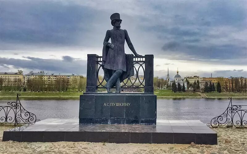    Памятник Пушкину на набережной Волги. Поэт посещал Тверь 28 раз и многократно упоминал этот город в своих произведениях.