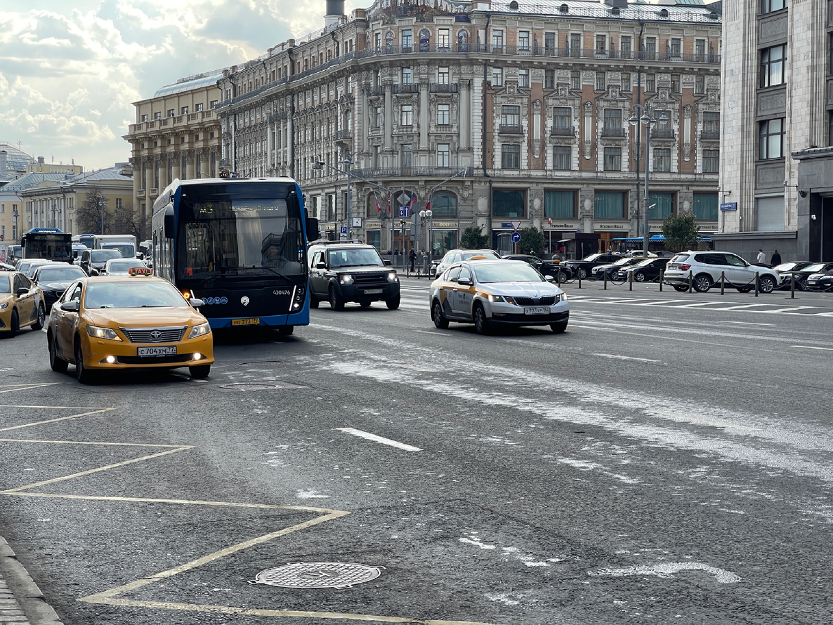 Посмотрите на эту фотографию. Казалось бы, просто едет московский автобус, собирается подъезжать к остановке. Для москвичей — это обыденность. А я, например, недавно открыл для себя несколько интересных моментов (особенно по сравнению с подмосковным транспортом), о которых хочу рассказать в ближайших статьях! Уверен, будет интересно многим! Фото: Михаил Лайф Влог
