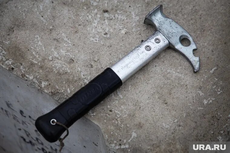 Мужчина оставил на месте преступления молоток. Фото: Илья Московец © URA.RU