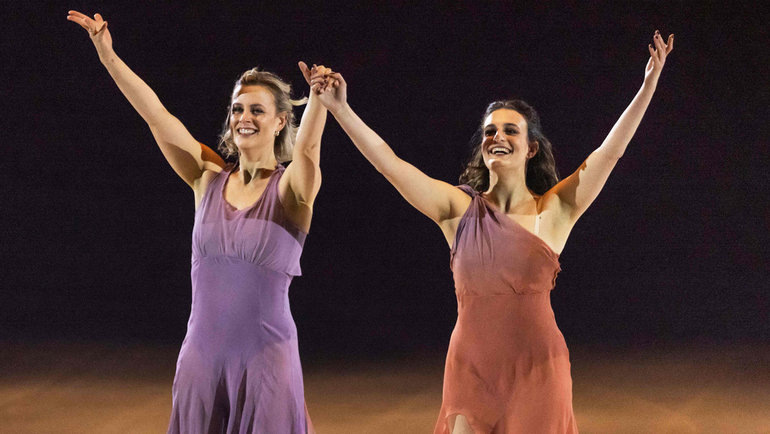    Мэдисон Хаббелл и Габриэлла Пападакис выступили в паре на шоу в Цюрихе. AFP