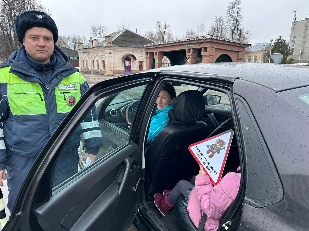 Балахнинские госавтоинспекторы провели в январе акцию «Пристегни
себя и ребенка».