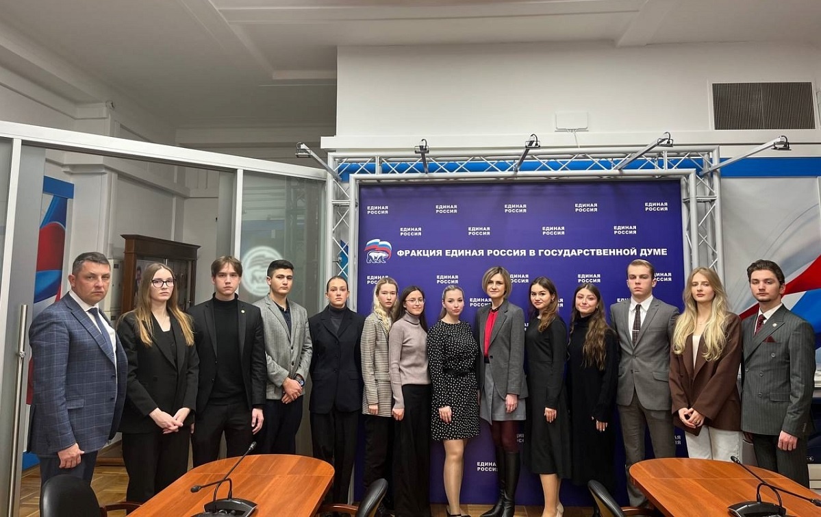    Яна Гордеева в команде члена комитета по международным делам Марии Бутиной