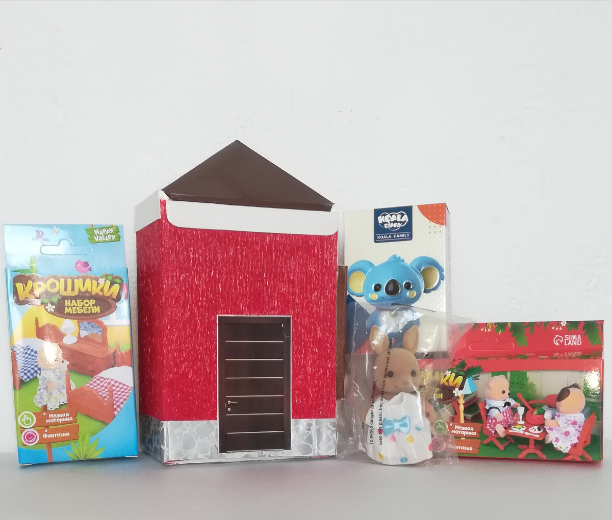Домик я сделала сама, а мебель и фигурку кенгуру купила. 