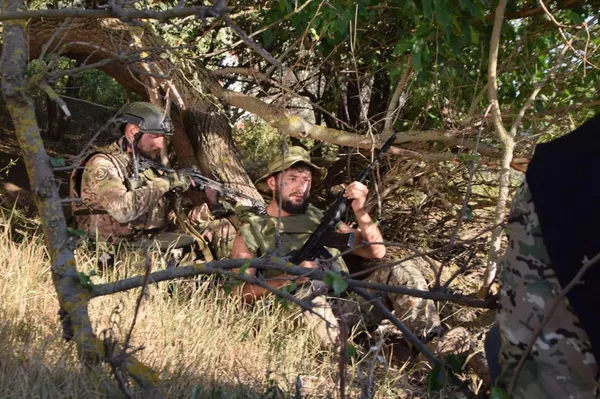 Сибиряк "Леший" и одессит "Боцман". Кадр из фильма "СВОИ. Баллада о войне"