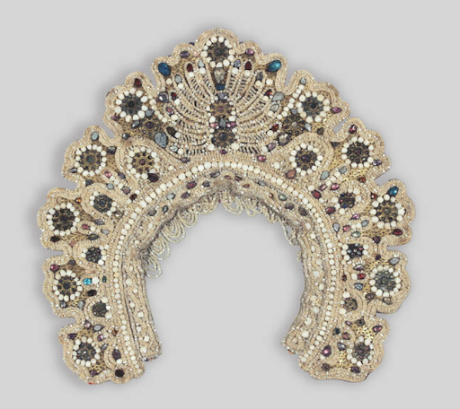 Такой убор могли носить героини сказок Пушкина / Фотография с официального сайта Российского этнографического музея