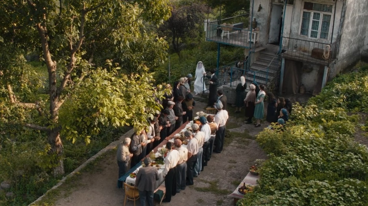 Сурен с невестой Ануш на свадебном застолье. Кадр из открытого трейлера 