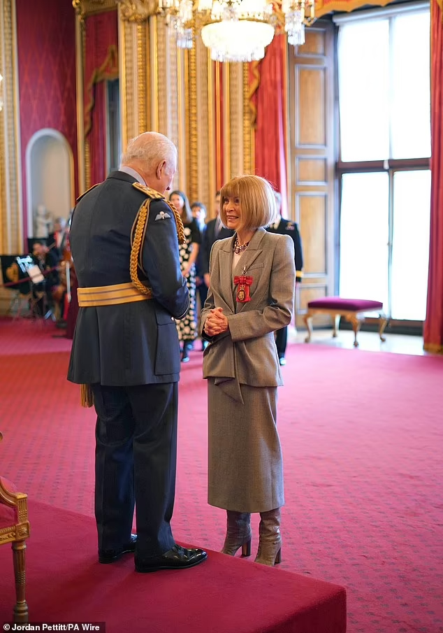  Легендарный редактор Vogue Анна Винтур была удостоена чести королем Карлом за свой вклад в моду во время церемонии награждения в Букингемском дворце