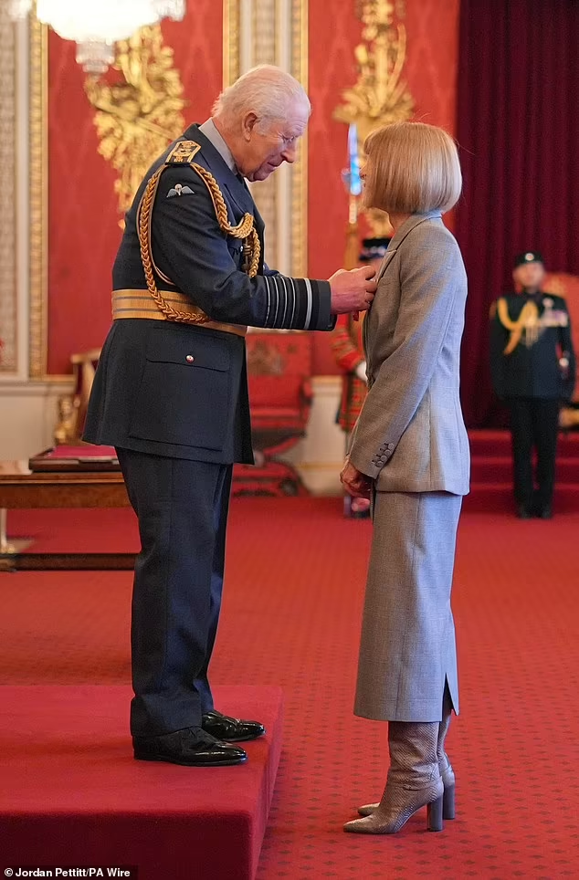 Она соблюла королевский протокол и сняла свои фирменные очки, как только началась церемония, когда король Карл официально сделал её кавалером ордена Подвязки во вторник