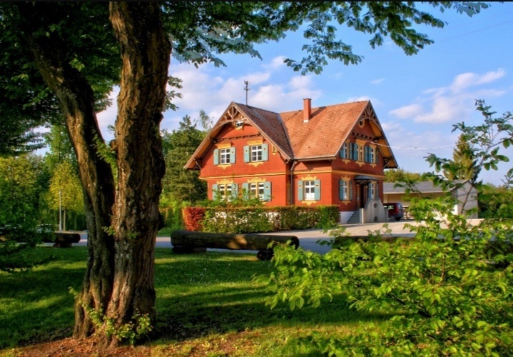 Дом в пригороде, где теперь живёт семья Кати и Саши 