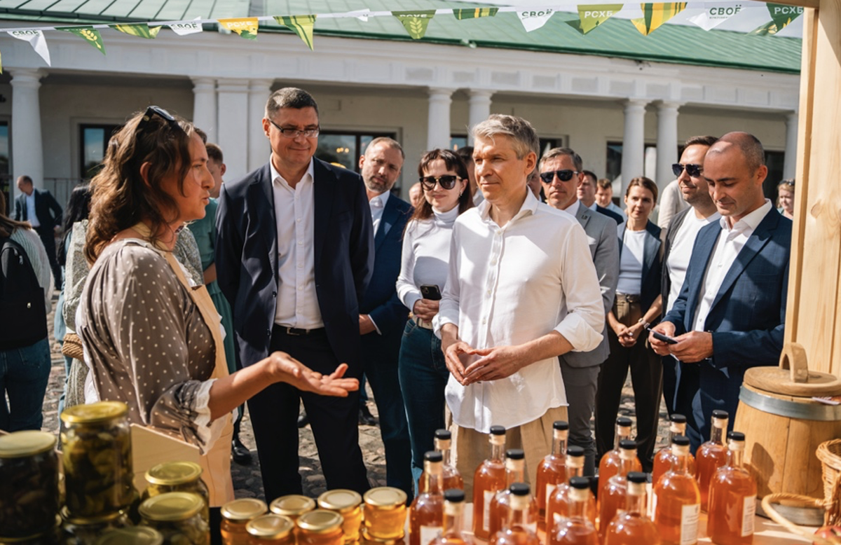 Борис Листов и Александр Авдеев осматривают ассортимент фермерской продукции